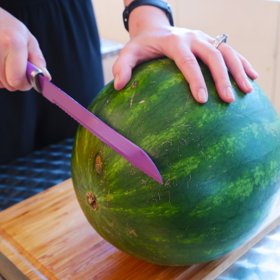 Jdeme na to: 1. Ostrým nožem odkrojíme konce melounu.