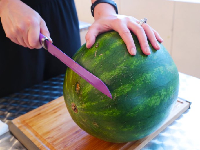 Jdeme na to: 1. Ostrým nožem odkrojíme konce melounu.