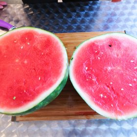 2. Rozkrojíme meloun v půli.