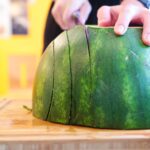 3. Otočíme polovinu melounu dužinou k prkénku a nakrájíme ji na zhruba pěticentimetrové proužky.