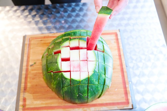 5. Co dál? Nic, máme hotovo! Meloun jsme naporcovali proužky, které můžeme pohodlně držet za zelenou slupku. A ruce zůstanou suché!