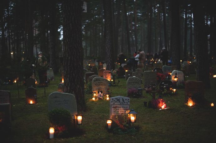 Slavnost Všech svatých na lesním hřbitově Skogskyrkogården, který je zapsán na listině UNESCO.