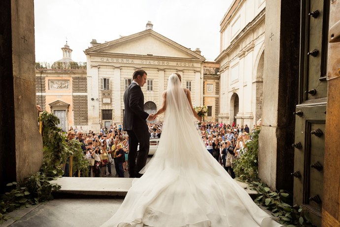 3. Místo. Už znáte přibližný počet hostů i kolik peněz můžete do nezapomenutelné veselky investovat. To je odrazový můstek pro výběr lokality. Zatímco obřad po širým nebem obvykle nestojí nic a kapacita je neomezená, nezapomeňte, že všichni se musí vejít k jídelnímu stolu či do baru.