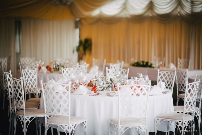 Zaměřte se na pohodlí. Pokud se hosté budou mačkat, může se to podepsat na jejich náladě, a tedy na celkové atmosféře svatby. Zvažte i případné přesuny vzhledem k počtu lidí, dopravu na jednotlivé štace i oblečení a obuv hostů. A možnosti oddávajícího.