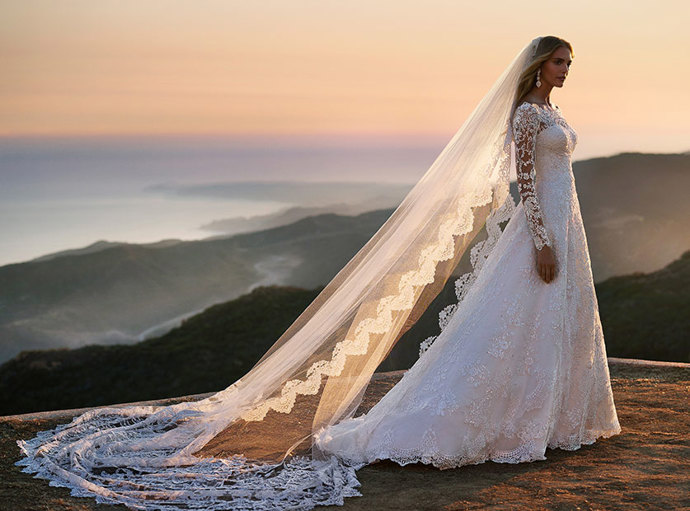 5. Šaty. Hon začněte nejpozději tři měsíce předem! Zkrátka čím dříve na půjčovny a obchody zaútočíte, tím z většího počtu garderób budete moct vybírat. Samozřejmě musíte přihlížet k rozpočtu i charakteru svatby.