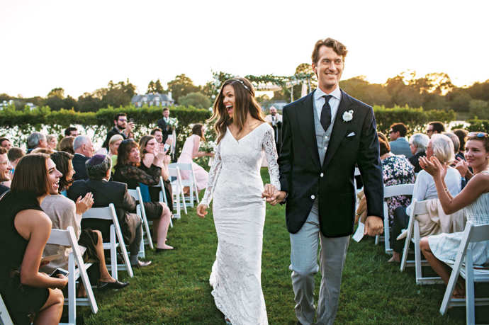 Na venkovní či lehce dobrodružnou se hodí rozevláté šaty, co nebrání v pohybu. Na svatbu v kostele či na radnici se nebojte zvolit princeznovskou sukni či střih mořské panny. V každém případě by šaty neměly omezovat v přirozeném pohybu. A nezapomeňte si v nich zkusit sednout!