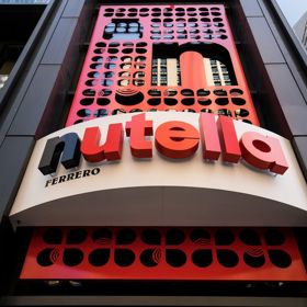 Jakmile projdete pod obřím názvem, vaše blízká budoucnost budiž zpečetěna. V této restauraci (díkybohu?) neuniknete snad nejoblíbenější sladké pomazánce světa – Nutelle.