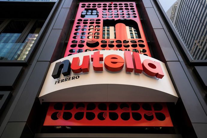 Jakmile projdete pod obřím názvem, vaše blízká budoucnost budiž zpečetěna. V této restauraci (díkybohu?) neuniknete snad nejoblíbenější sladké pomazánce světa – Nutelle.