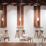 Interiér je laděný do krémových odstínů a strop jako by pokrývala vrstva Nutelly.