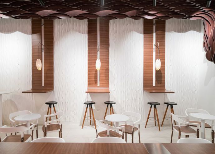 Interiér je laděný do krémových odstínů a strop jako by pokrývala vrstva Nutelly.