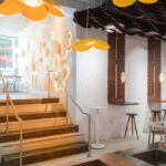 Lustry ve tvaru květů a jehněd zase odkazují na květenství lísky.