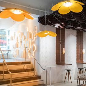 Lustry ve tvaru květů a jehněd zase odkazují na květenství lísky.