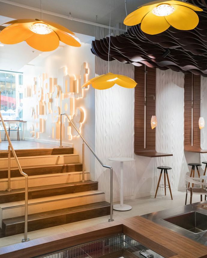 Lustry ve tvaru květů a jehněd zase odkazují na květenství lísky.