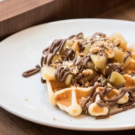 Poroučit si tu můžete snad všechny klasiky, od palačinky a wafle s Nutellou po toast či plněný croissant.