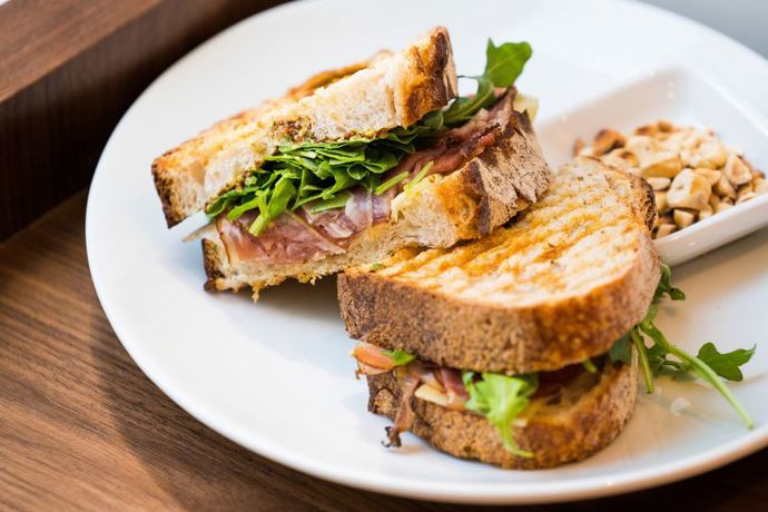 Najedí se tu ale i ti, co Nutelle neholdují. V menu najdou třeba sezónní salát či panini. Pochopitelně servírované s lískovými oříšky.