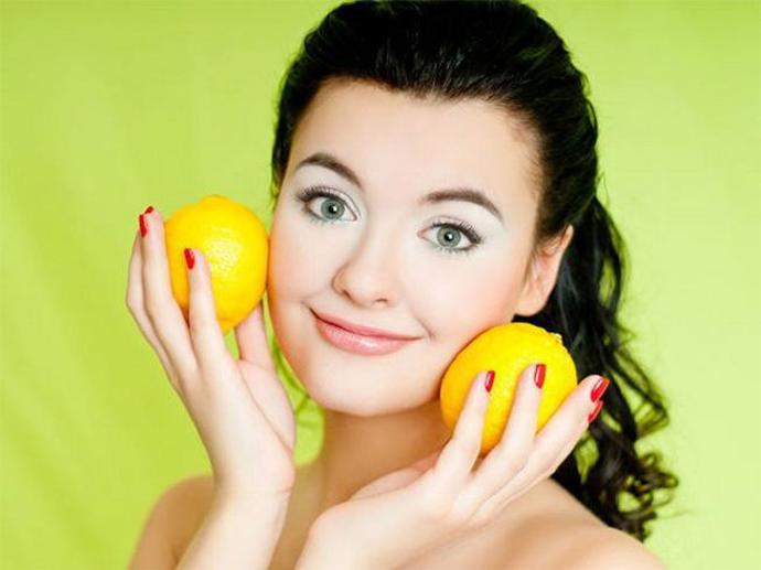 11. Citron. Když se barvení hennou nevyvedlo (však víte, vlasy ztmavly trochu moc), přišel na řadu citron. Spolu se silou slunečního záření uměly vlasy zesvětlit přirozenou cestou. Pokud nechcete vlasy vystavovat chemikáliím, tohle je definitivně varianta pro vás.