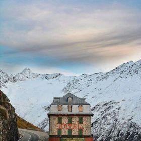 4. Hotel Belvédère poblíž ledovce The Rhône Glacier (Švýcarsko).
