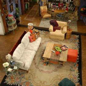 1. Položte obří koberec. Byt Moniky a Rachel neměl oddělený obývák a jídelnu. Nebo měl? Ano, díky velkému koberci pod pohovkou, křeslem a stolem. Sežeňte klidně nějaký po babičce. I když to nemusí být zrovna „peršan“.