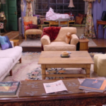 2. Nemáte na sedací sestavu? Nevadí, Monika s Rachel také neměly. Hlavní je, že se všichni vaši přátelé mají kam usadit! Sežeňte polstrovanou sedačku a křeslo v bílé, starorůžové či jiné světlé barvě. Řiďte se mírou pohodlnosti. Z měkoučkých, útulných křesel se nikomu nebude chtít zvedat!