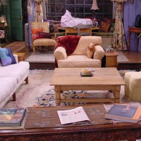 2. Nemáte na sedací sestavu? Nevadí, Monika s Rachel také neměly. Hlavní je, že se všichni vaši přátelé mají kam usadit! Sežeňte polstrovanou sedačku a křeslo v bílé, starorůžové či jiné světlé barvě. Řiďte se mírou pohodlnosti. Z měkoučkých, útulných křesel se nikomu nebude chtít zvedat!