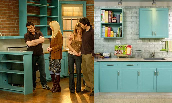 13. Kuchyňskou linku? Tyrkysovou! A za ní cihly. Nebo tapetu s tímto motivem. V kuchyni také zavěste otevřenou polici ve stejné barvě a vystavte své nejhezčí vintage hrnečky a kuchařky.