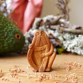 Avokádo je pozoruhodné ovoce. Polovinu ovoce ale ku škodě zabírá pecka. Pro irskou umělkyni Jan Campbell má však nevyčíslitelnou hodnotu.