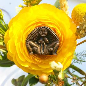 Pak ji napadlo začít z pecek vyřezávat malá umělecká díla.