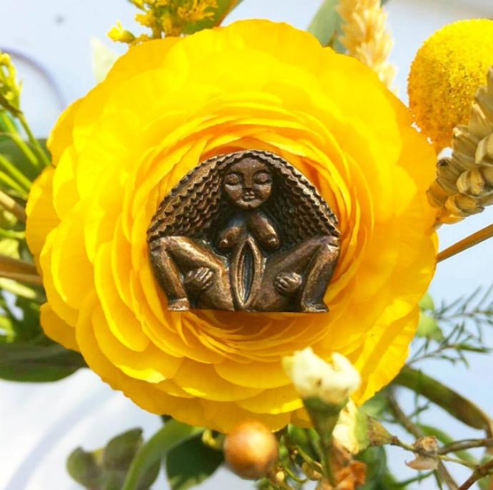 Pak ji napadlo začít z pecek vyřezávat malá umělecká díla.