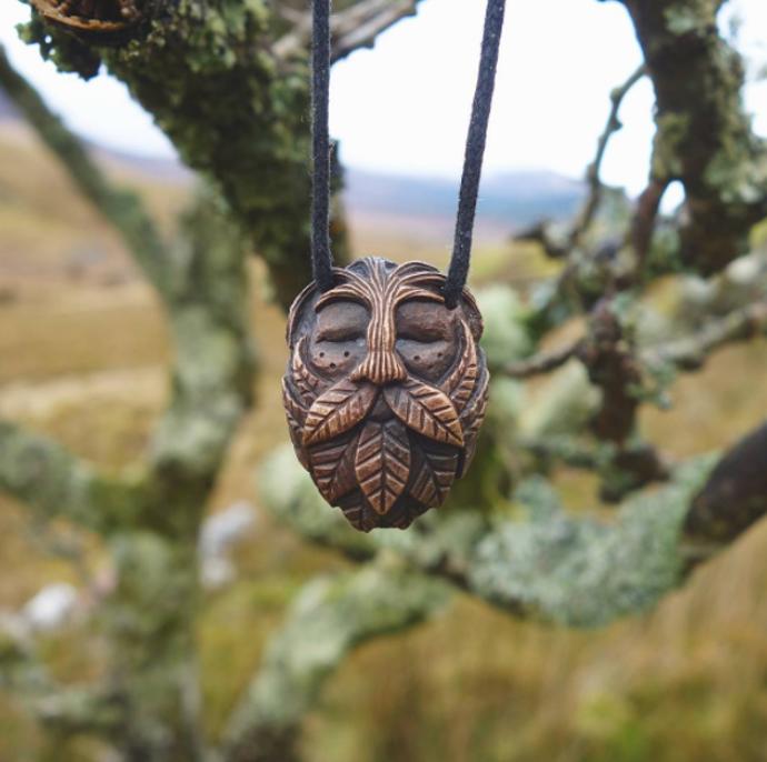 Umělecká díla z pecek avokáda od Jan Campbell.