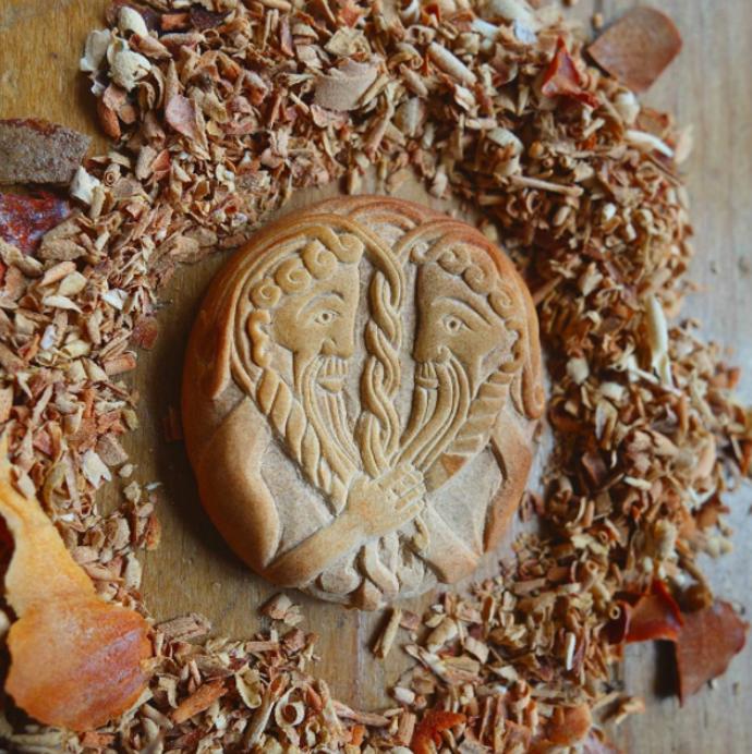 Umělecká díla z pecek avokáda od Jan Campbell.