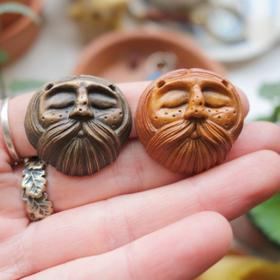 To, co mladá Irka Jan Campbell vyřezává z avokádových pecek, rozněžní i největšího „tvrďáka“. Totiž obličeje připomínající lesní skřítky.