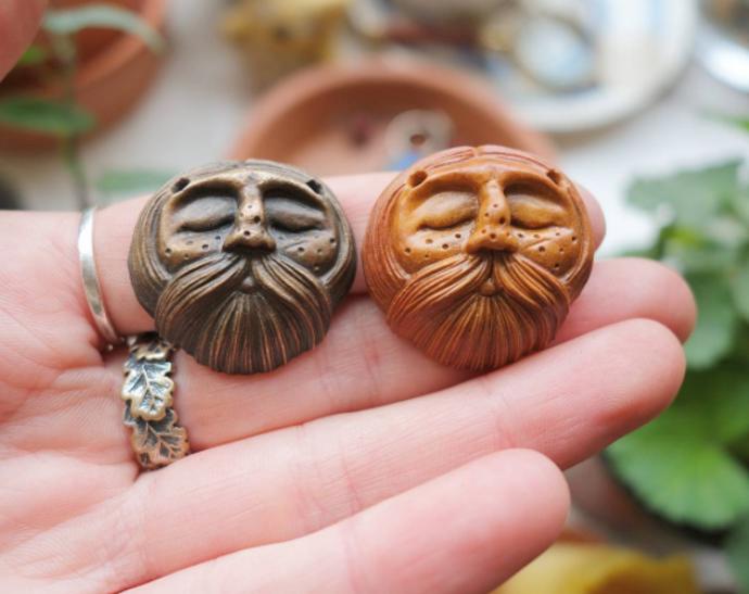 To, co mladá Irka Jan Campbell vyřezává z avokádových pecek, rozněžní i největšího „tvrďáka“. Totiž obličeje připomínající lesní skřítky.