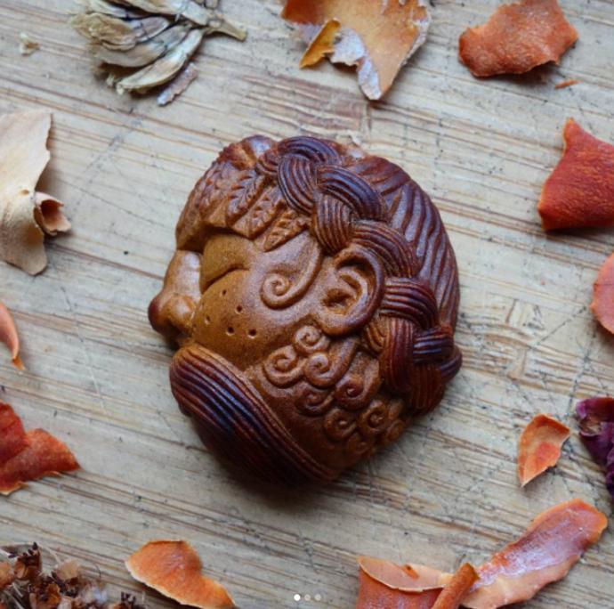 Umělecká díla z pecek avokáda od Jan Campbell.