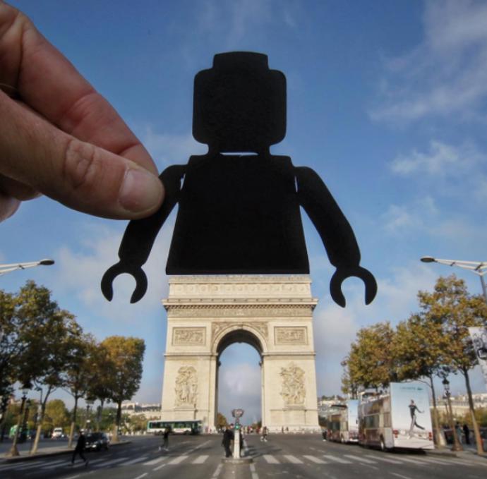 Vítězný oblouk? Ne, kaťata lego panáčka! Londýnský umělec si vyhraje s nůžkami a černým papírem