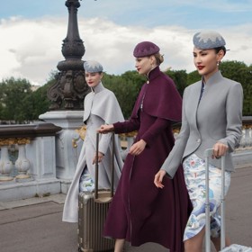 Haute couture na palubě letadla? Uniformy čínských letušek vám vyrazí dech!