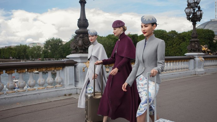 Haute couture na palubě letadla? Uniformy čínských letušek vám vyrazí dech!