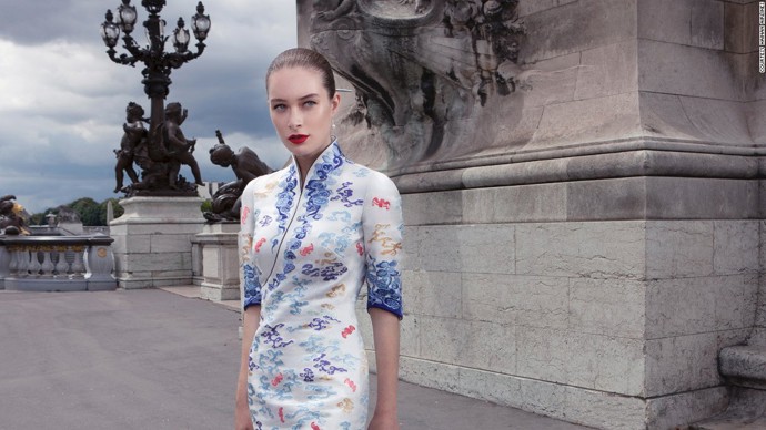 Haute couture na palubě letadla? Uniformy čínských letušek vám vyrazí dech!