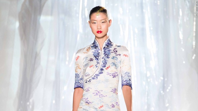 Haute couture na palubě letadla? Uniformy čínských letušek vám vyrazí dech!