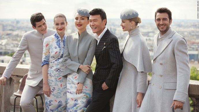Haute couture na palubě letadla? Uniformy čínských letušek vám vyrazí dech!