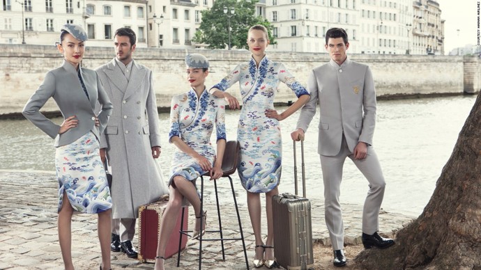 Haute couture na palubě letadla? Uniformy čínských letušek vám vyrazí dech!