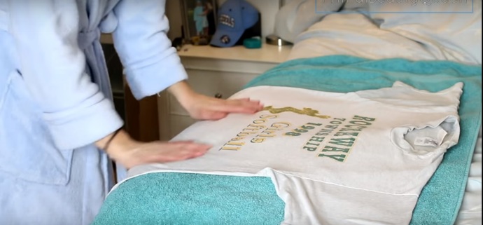 3. A teď k tomu nejlepšímu. Rozložíme na postel nebo jinou vyšší plochu velké bavlněné triko.