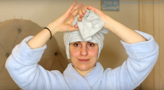 7. Nyní můžeme hlavu zvednout a rukávy zauzlovat do turbanu. V něm vlasy zůstanou bezpečně celou noc.