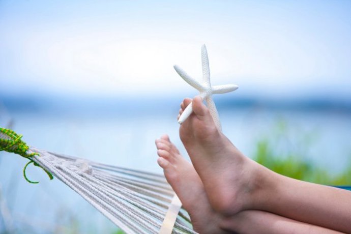 1. Je to v suchu! Na vlhká chodidla si mnou ruce plísně. Brr! Také jste se při té představě otřepali? Pak udržujte chodidla v suchu. Volte obuv vyrobenou z přírodních materiálů (aby pokožka mohla dýchat), otírejte po koupeli chodidla řádně dosucha a nenoste stejnou obuv několik dní v řadě.