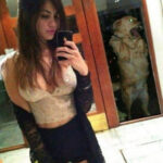 Když vás při focení selfíček paroduje i váš pes, asi to s nimi už vážně přeháníte...