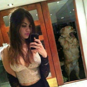 Když vás při focení selfíček paroduje i váš pes, asi to s nimi už vážně přeháníte...