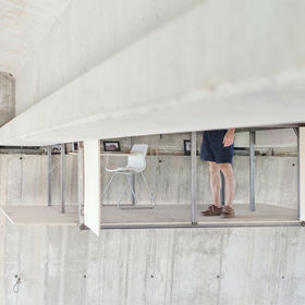 Svou kancelář připevnil zespoda mostu. „Je tu krásně jako pod stolem s ubrusem až na zem,“ říká designér