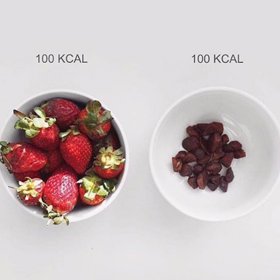 Mýtus č. 2: Čerstvé ovoce a jeho sušená verze se kaloricky rovnají. Milovníci sušeného ovoce si teď nejspíš pobrečí. Protože ho mohou sníst žalostné množství v porovnání s čerstvým se stejným počtem kalorií. Na kusy se možná obě porce rovnají. Pohled na téměř prázdnou misku vpravo ale hlad nezažene, jako ho spíš povzbudí…