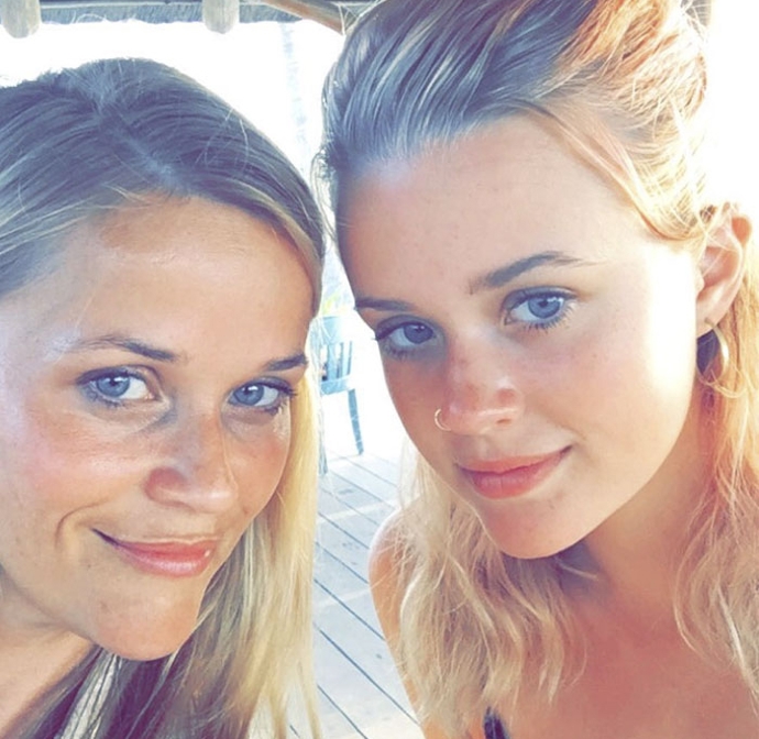 1. Reese Witherspoon (41) se svou dcerou Avou Phillippe (17).