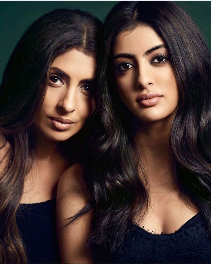 6. Shweta Nanda Bachchan (43) se svou dcerou Navyou Naveli Nandou. Jenže která je která?