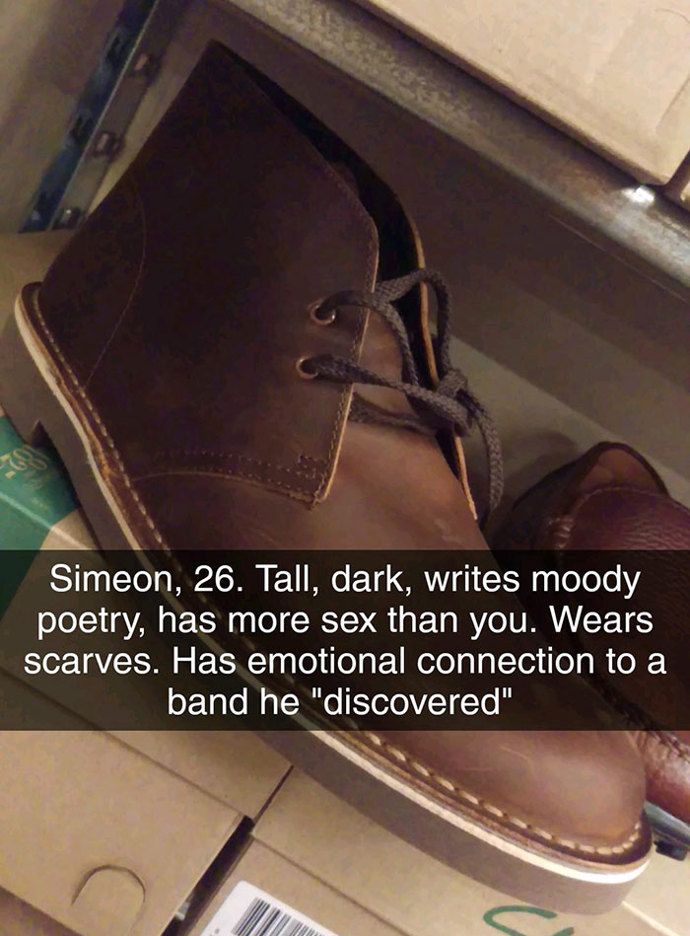 2. „Simeon, 26. Vysoký, tmavý typ, píše zádumčivou poezii, má sex častěji než vy. Nosí šálu. Má emocionální vazbu ke kapele, kterou ,objevil‘.“